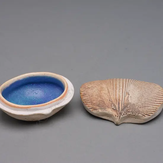 A Len Castle stoneware covered box,